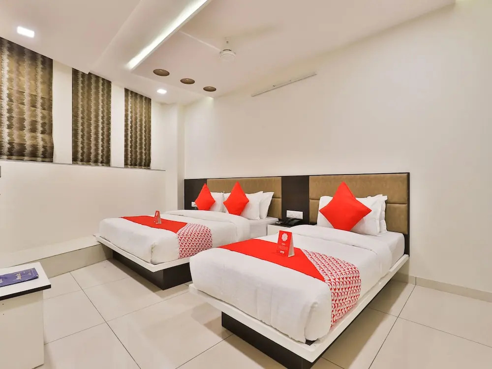 OYO 13033 Hotel Raadhe