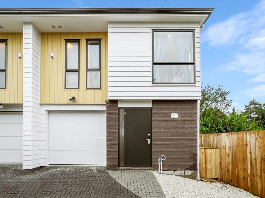 Gorgeous Three Bedroom Home with Free Parking
