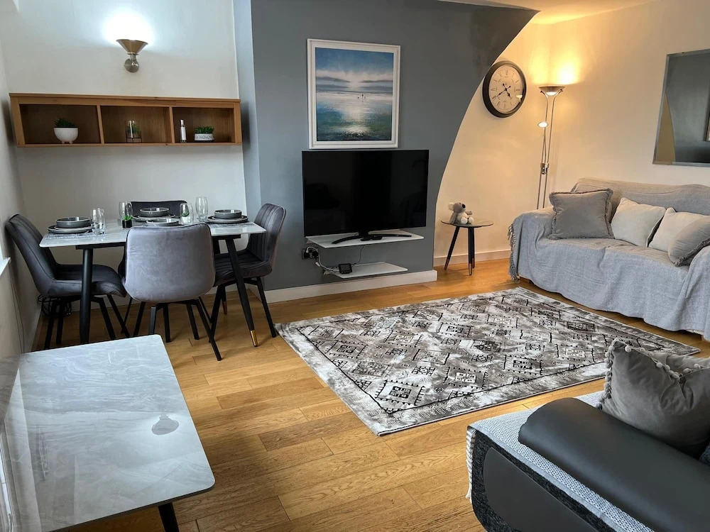 1 Bed Flat - Sleeps 4 - Parking - Wifi