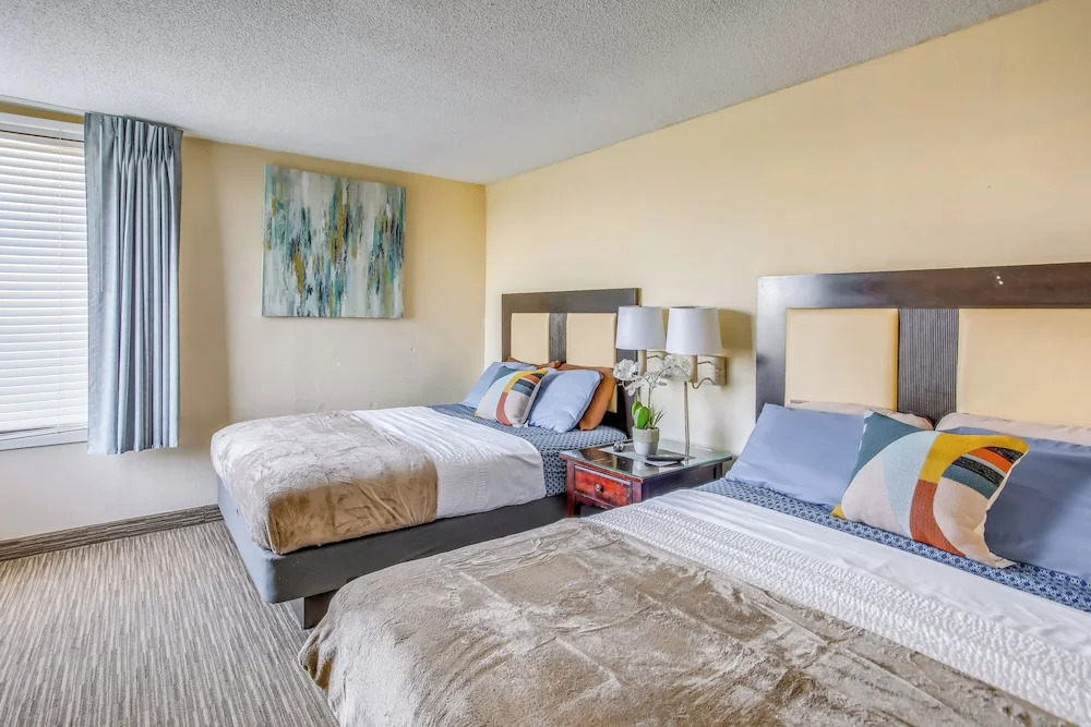 Beachfront Condo w/ Balcony & Pool in Myrtle Beach