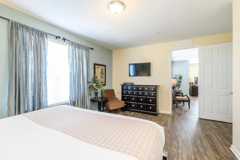 Next To Clubhouse With Lake View- Near Occ 4 Bedroom Condo