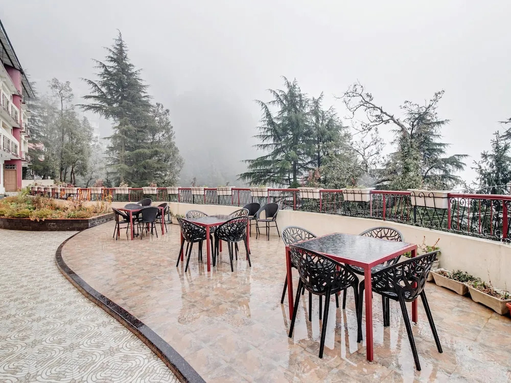 Pax Hotel Ark 150 meters from Mall Road