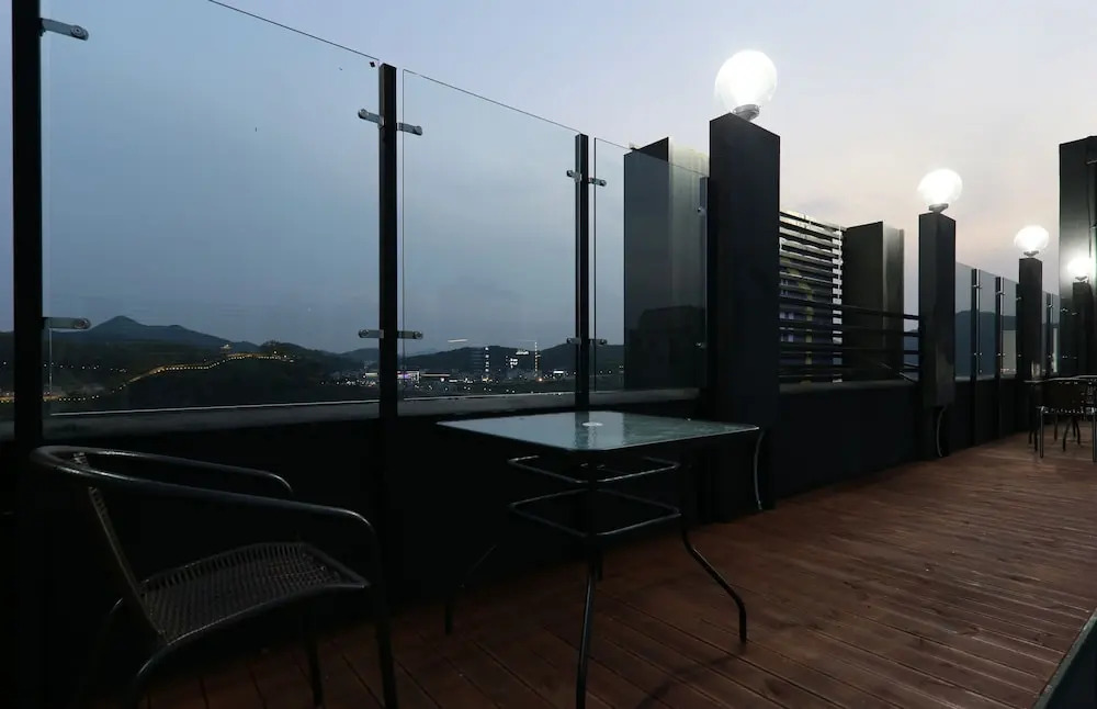 FILM 37.2 Hotel