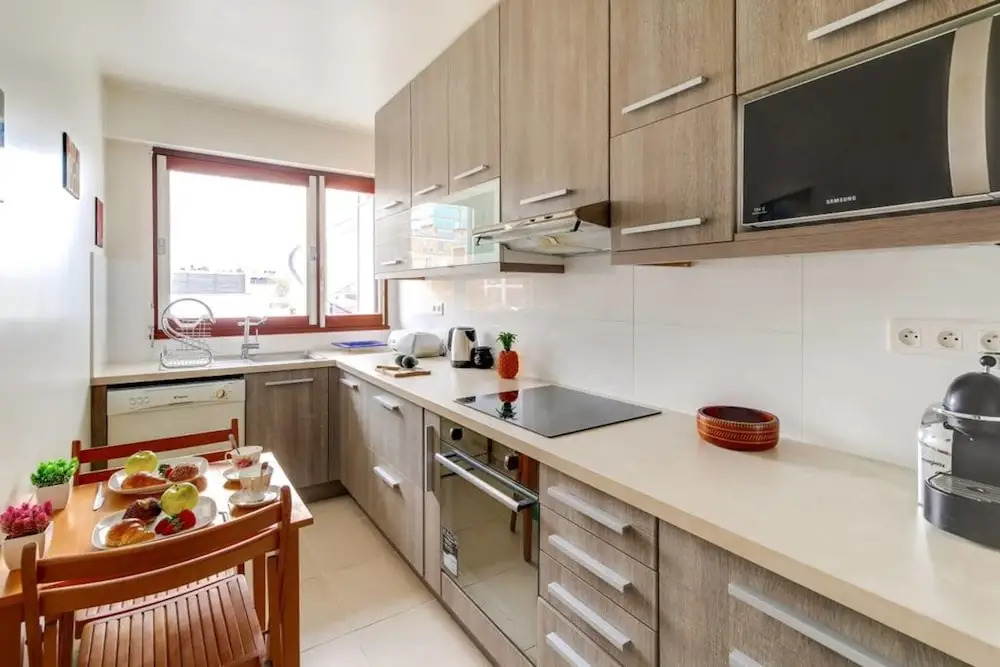 Spacious Apartment Near Exhibition Park