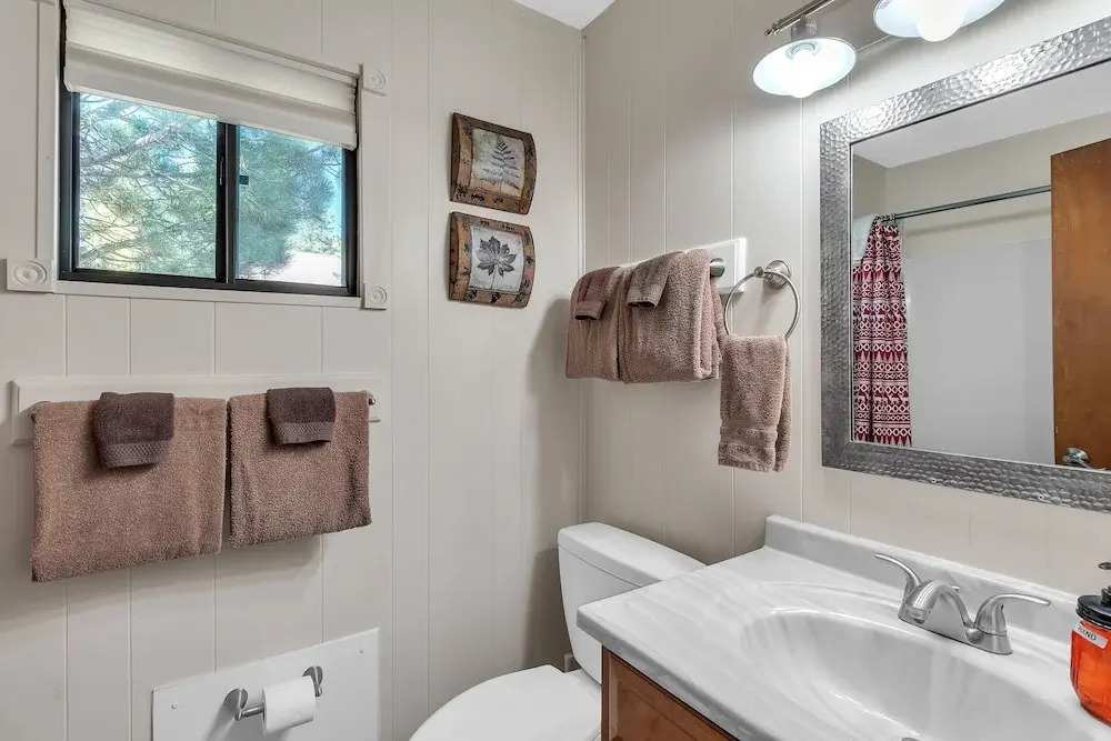 Cozy Cabin Retreat With Scenic Views 2 Bedroom Cabin