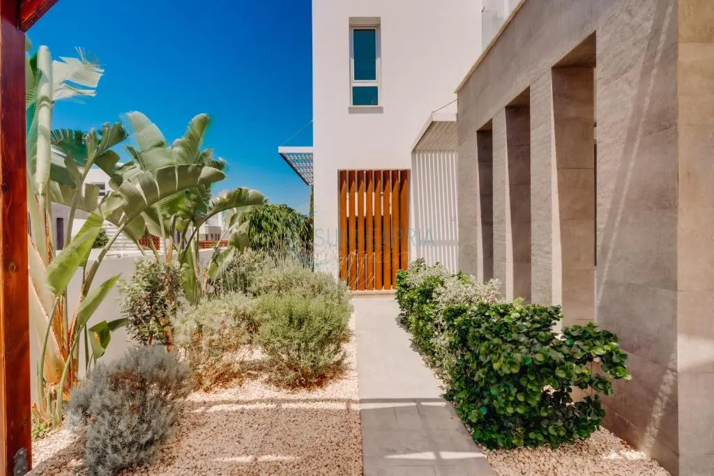 Dream 3bdr villa with private pool near the beach!