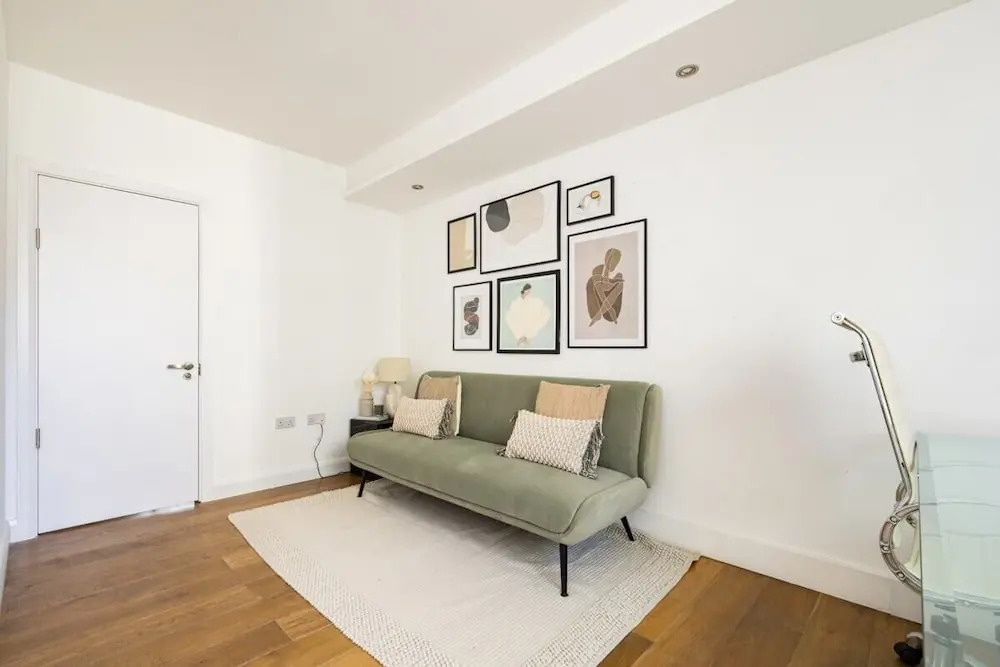 The River Thames View - Stunning 2bdr Flat With Study Room + Balcony