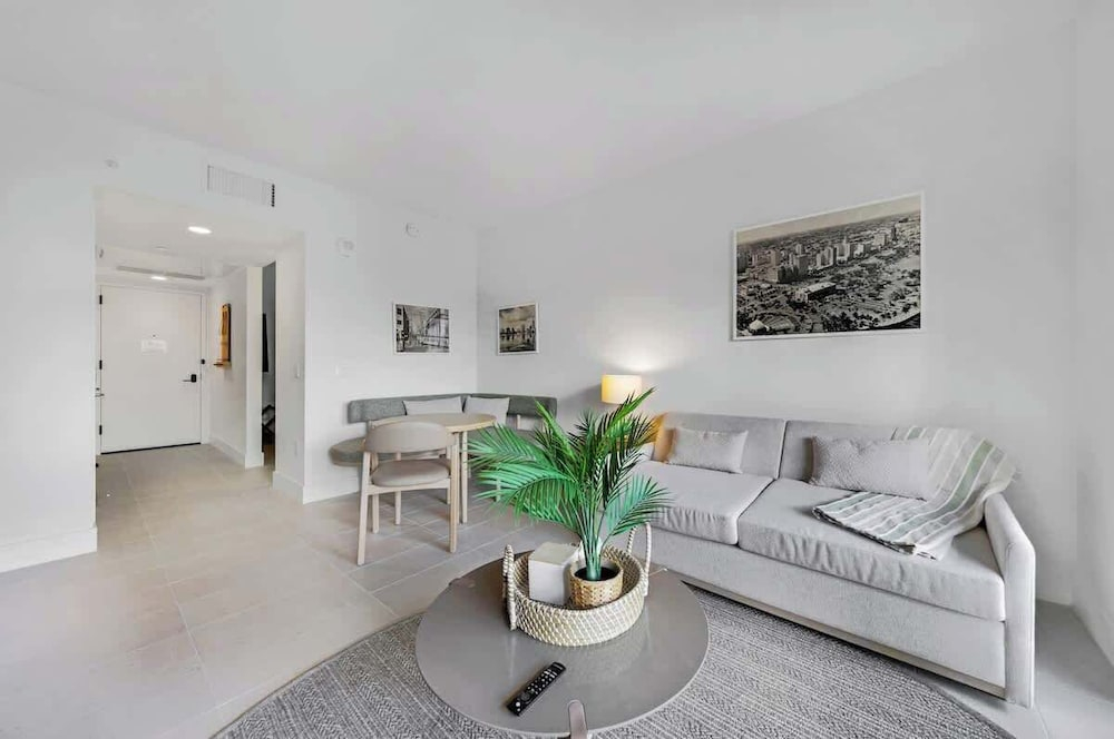 Upscale 1BD Condo in Miami- City Views