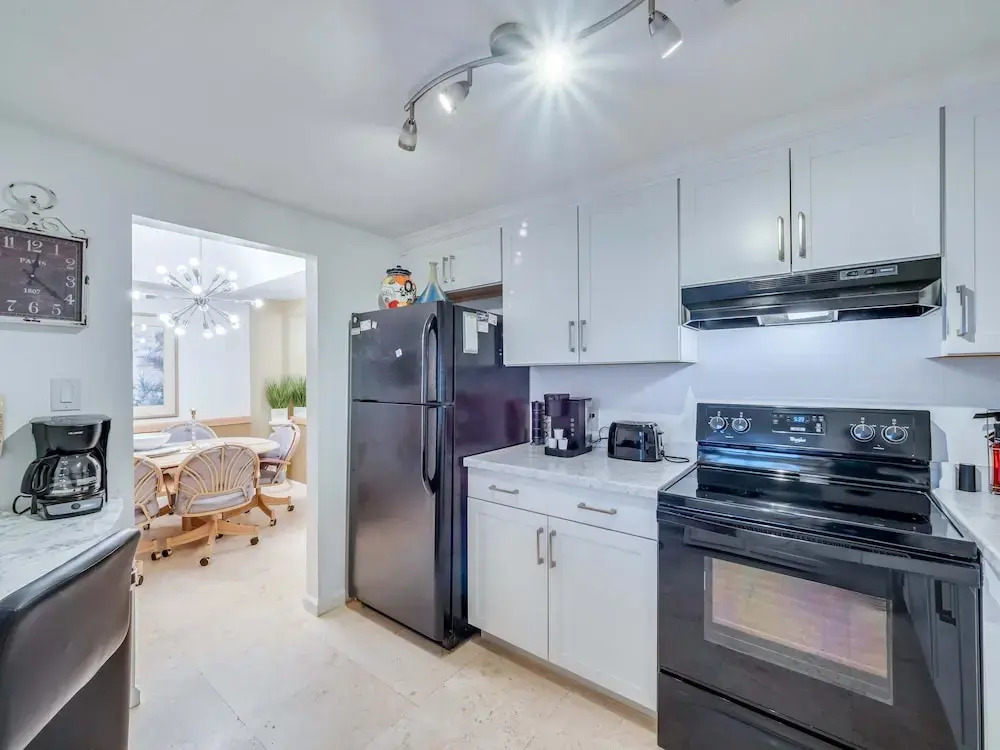 Uhost AI 2BR Condo w Balcony Great Views