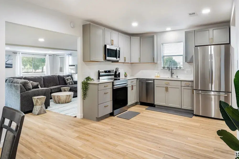 Upstay - Bungalow w Games, Golf, Fire and Patio