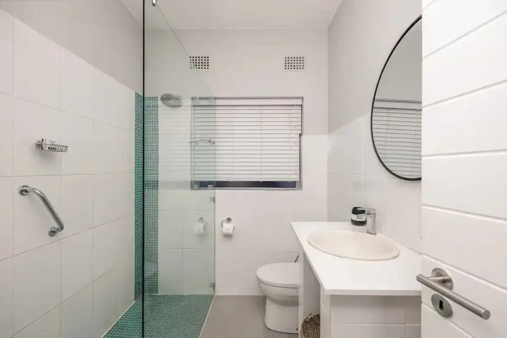 Spacious 1 Bedroom Apartment in Claremont With Great Views