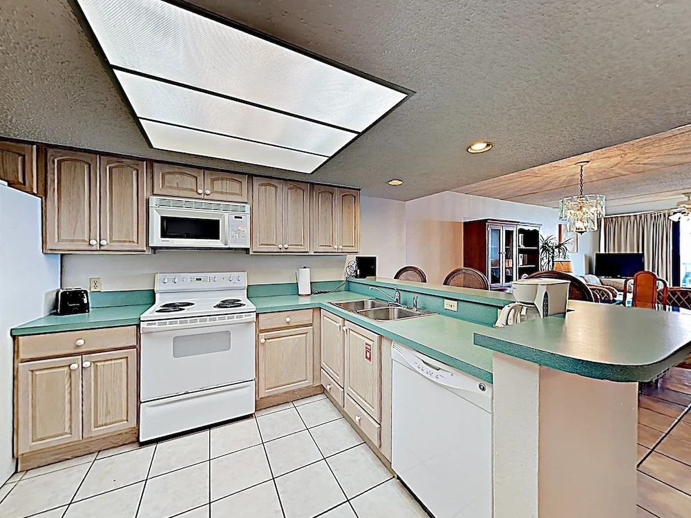 New Listing! Beautiful 8th-floor W/ Balcony 2 Bedroom Condo