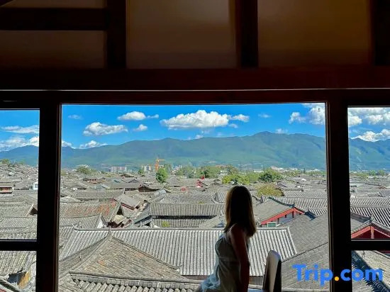 Panoramic View of Snow Mountain in Shanye Rizhao Jinshan (Lijiang Ancient City Branch)