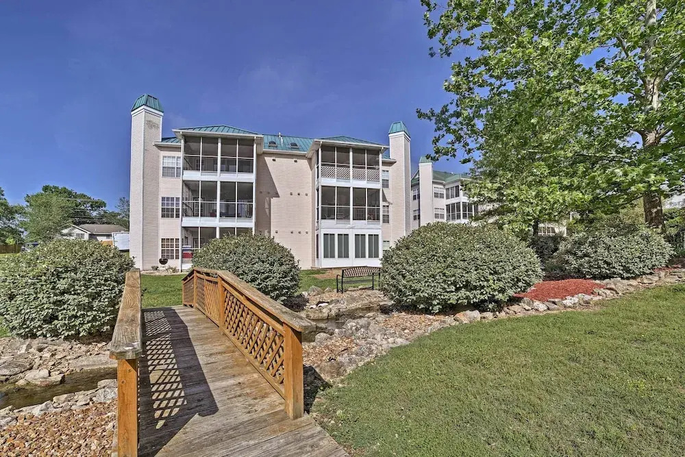 3 Mi to 76 Strip: Condo w/ Hot Tub Access!