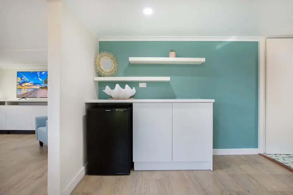 Idyllic 4-bed Home With Alfresco Area Near Beach