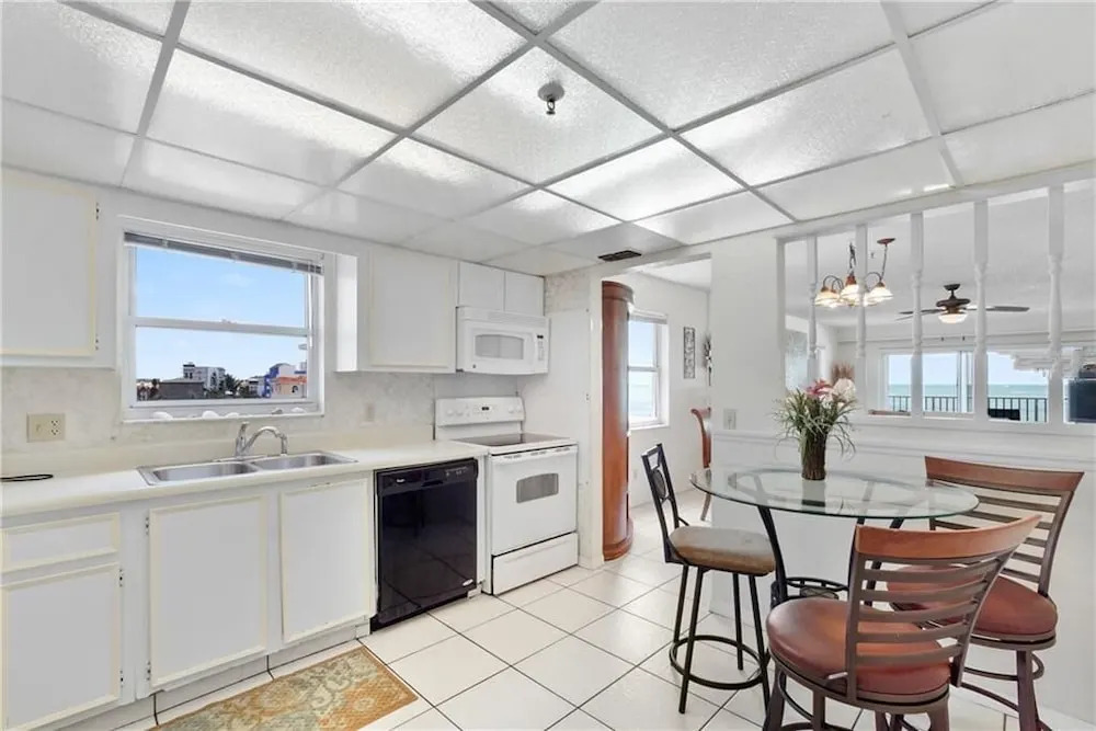 Sea Breeze 401 New! Amazing Beach Front/walk to John's Pass!