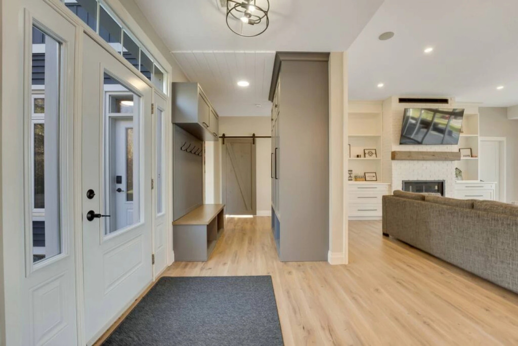 Luxury Cottage overlooking Wollaston Lake-Hot tub