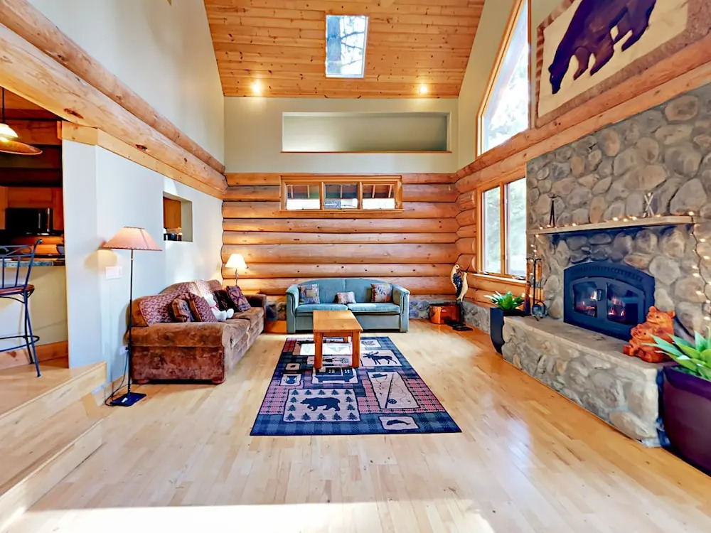 3BR Custom Handmade Log Home by RedAwning