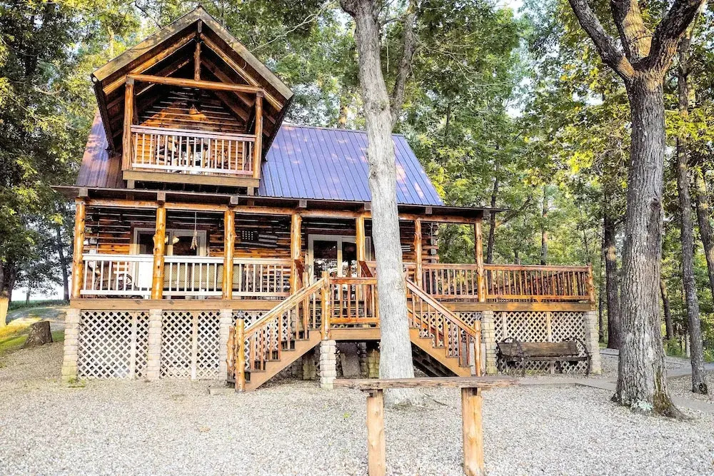 Hot Tub & Fireplace! Macks Creek Cabin on 30 Acres