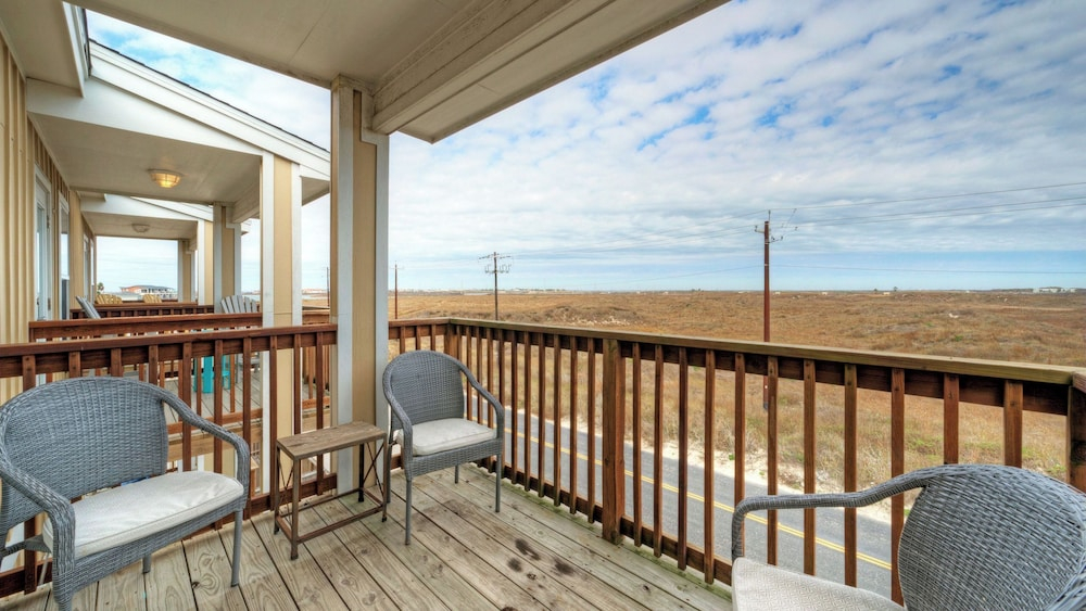Ocean's 96 by Avantstay Heated Pool + Foosball Table + Media Room + Walk to North Padre Beach