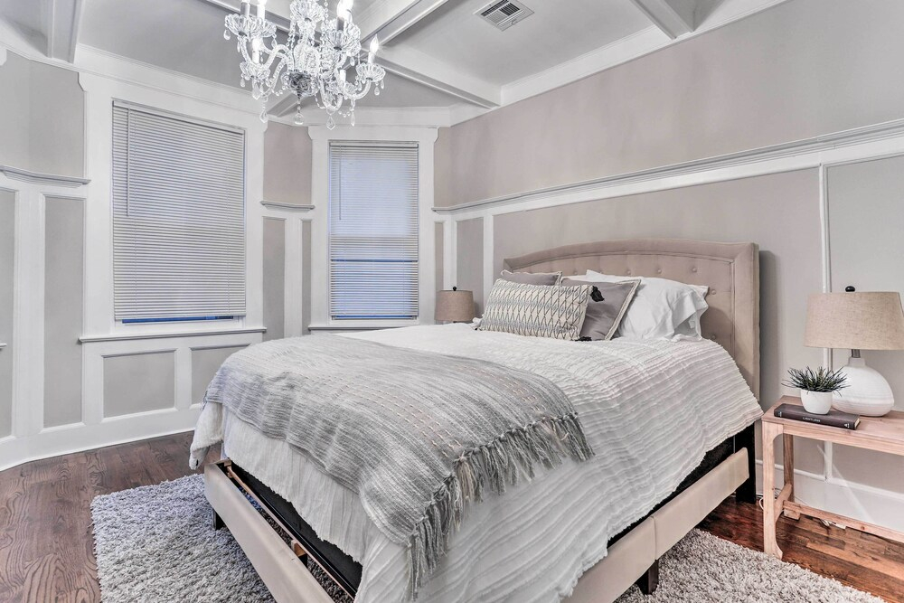 Pet-friendly Newark Townhome Near Airport!