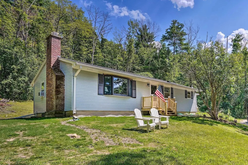 Stockbridge Home: Walk to Town Beach!