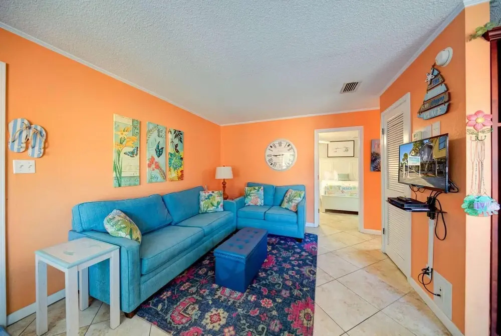 Adorable Condo Directly Across the Street From Beach With Pool and hot tub