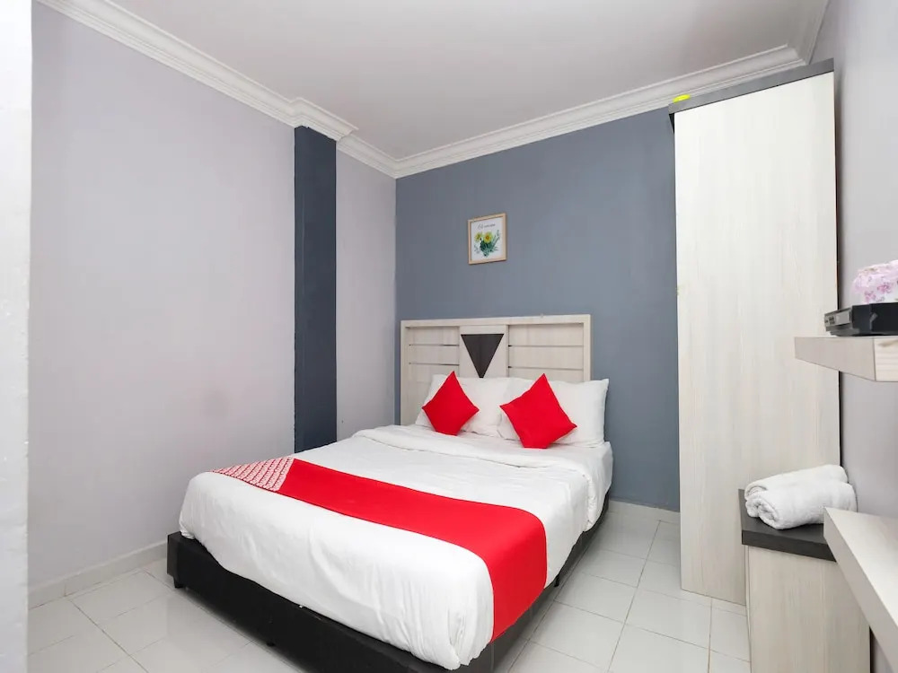 OYO 89587 IM Hotel