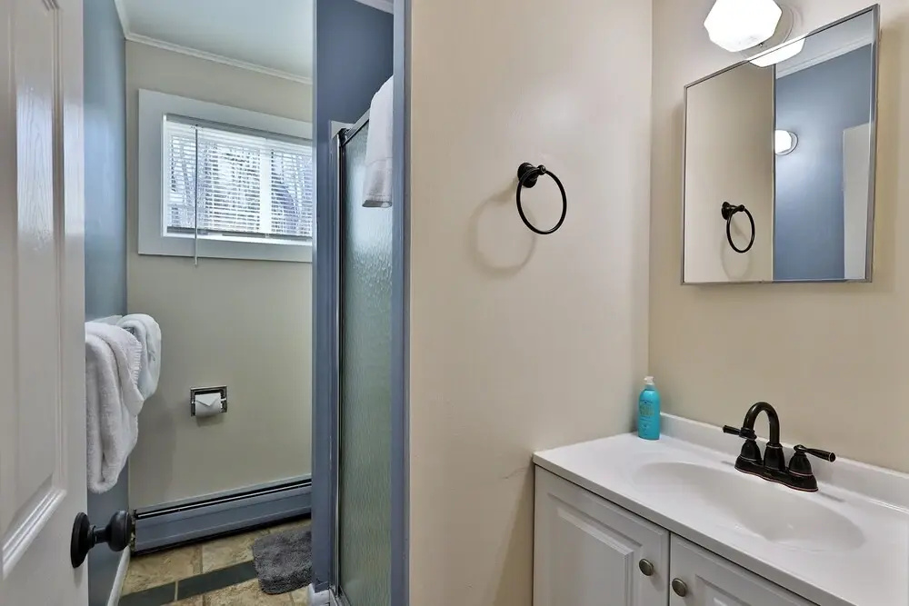 Your Ski Home: Powder Park Place - Upper Level. Close To Killington. Hot Tub. 4 Bedroom Home