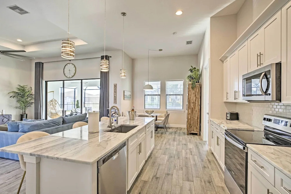 Sun-Seekers Getaway: Lavish Cape Coral Villa