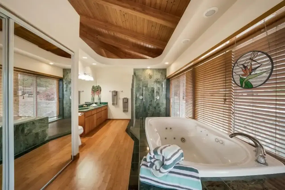 Kona Wa'a Paradise Getaway