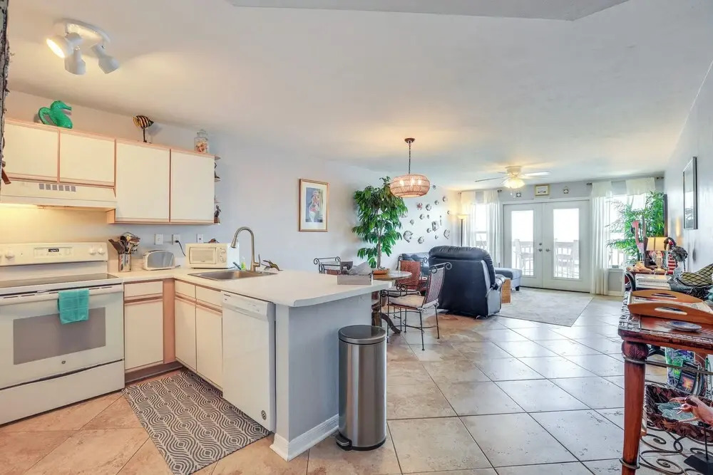 Walkable Beachfront Retreat on Cedar Key!