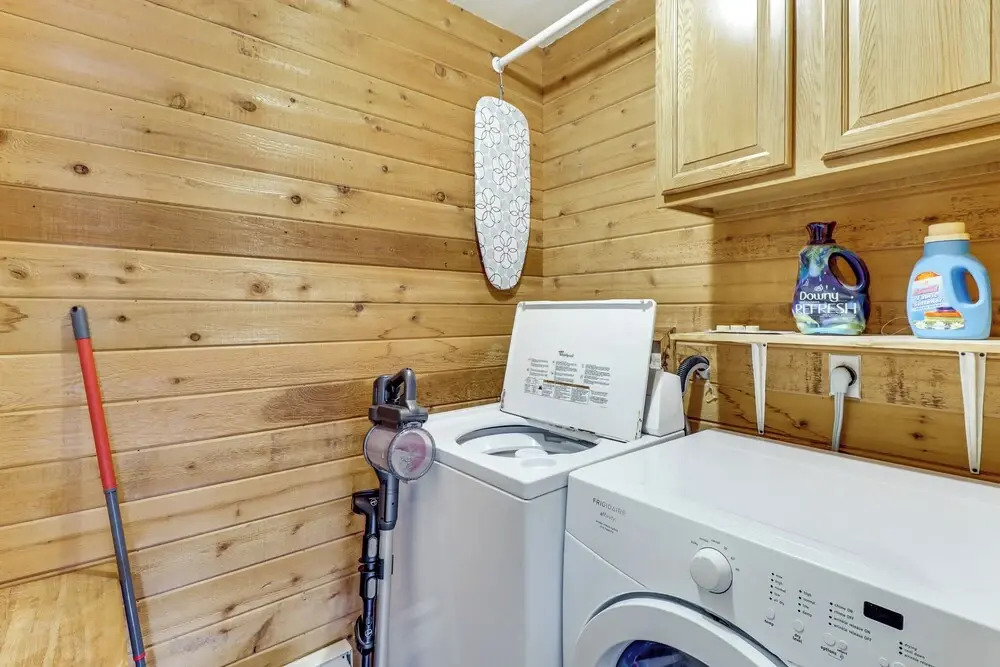5 Mi to Jack Frost Skiing: Walkable Family Home