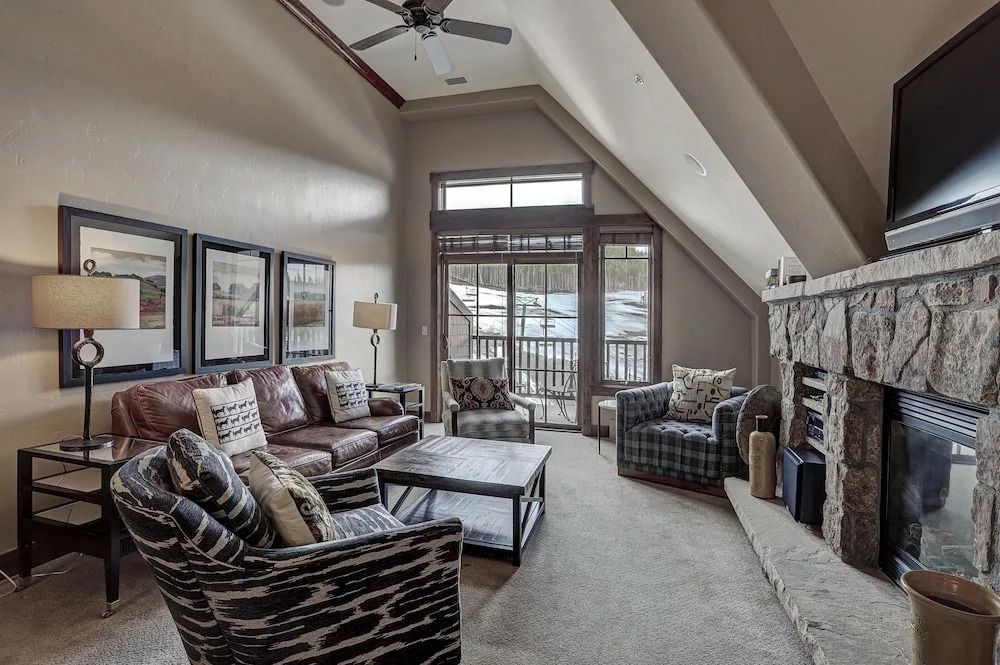 Ski-In, Ski-Out Luxury 4 Bdrm/4 Bath on Peak 7 Condo
