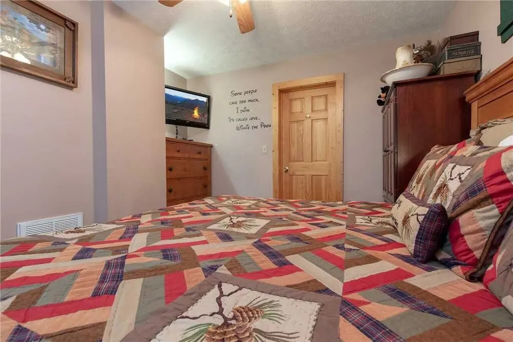 Americana 2 Bedroom Home with Hot Tub