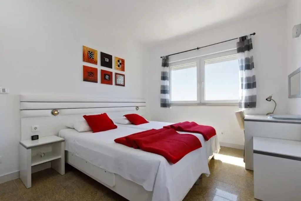 Beautiful apartment for 3 adults next to the beach