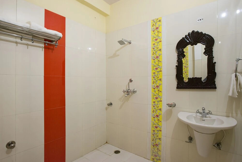 Capital O 11204 Hotel Rg Palace