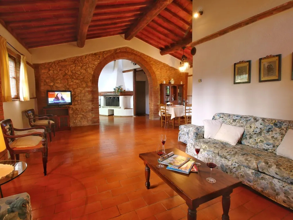 Spacious Apartment on an Estate From the 14th Century, Centrally Located in Tuscany