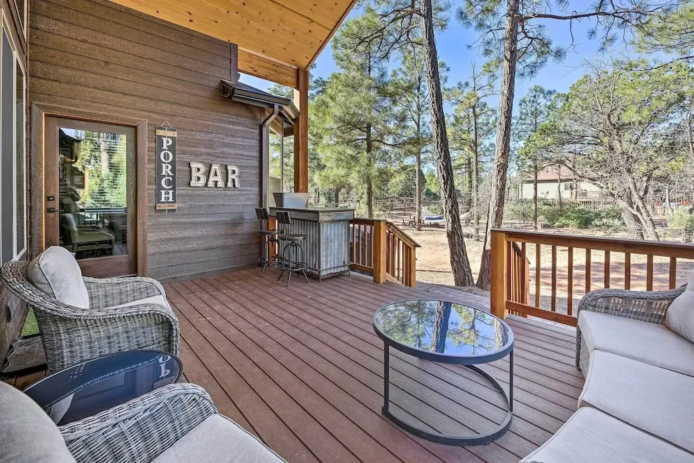 Hot Tub & Ponderosa Views! Luxe Cabin in Lakeside