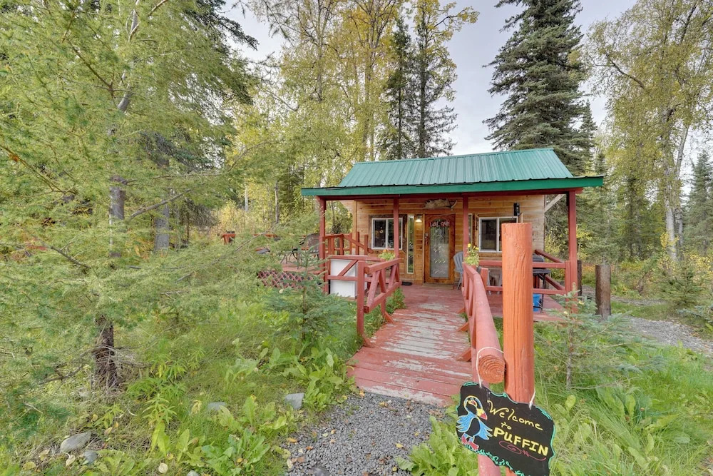7 Mi to Kenai River: Soldotna Cabin w/ Lake Access