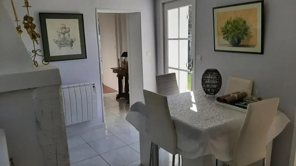 maison en pierre dans un écrin de verdure
