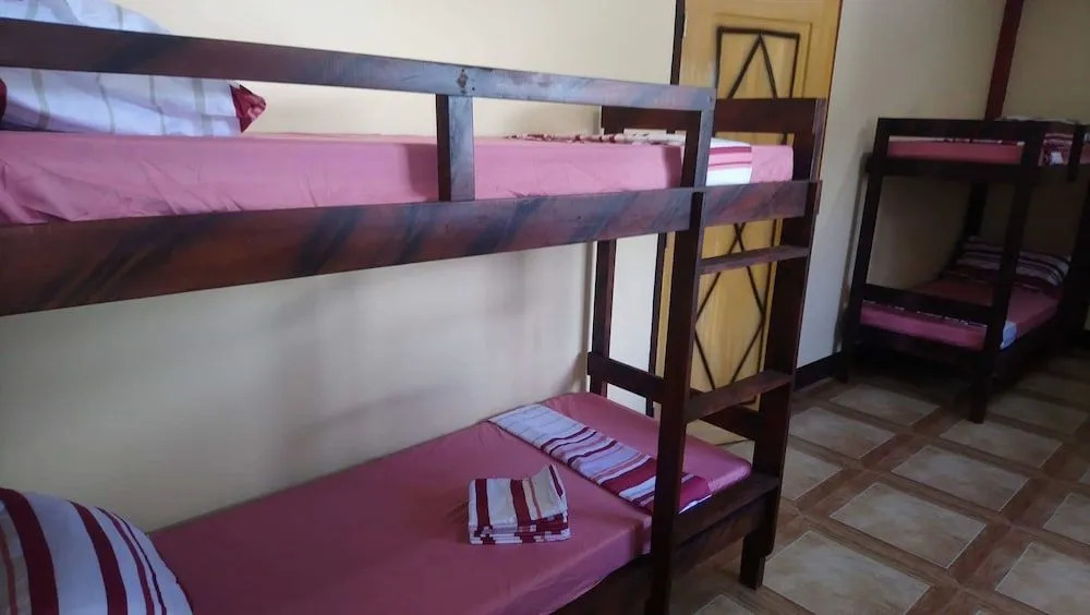 Yolly's Tourist Inn - Hostel