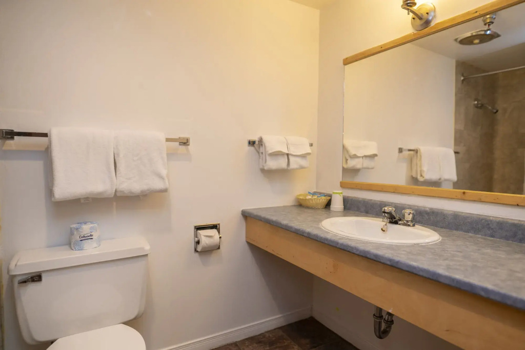 Canadas Best Value Inn- Riverview Hotel