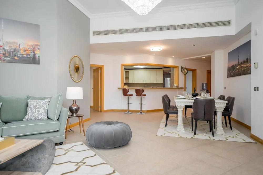 Luton Vacation Homes - Shoreline Apartment, Beach Access