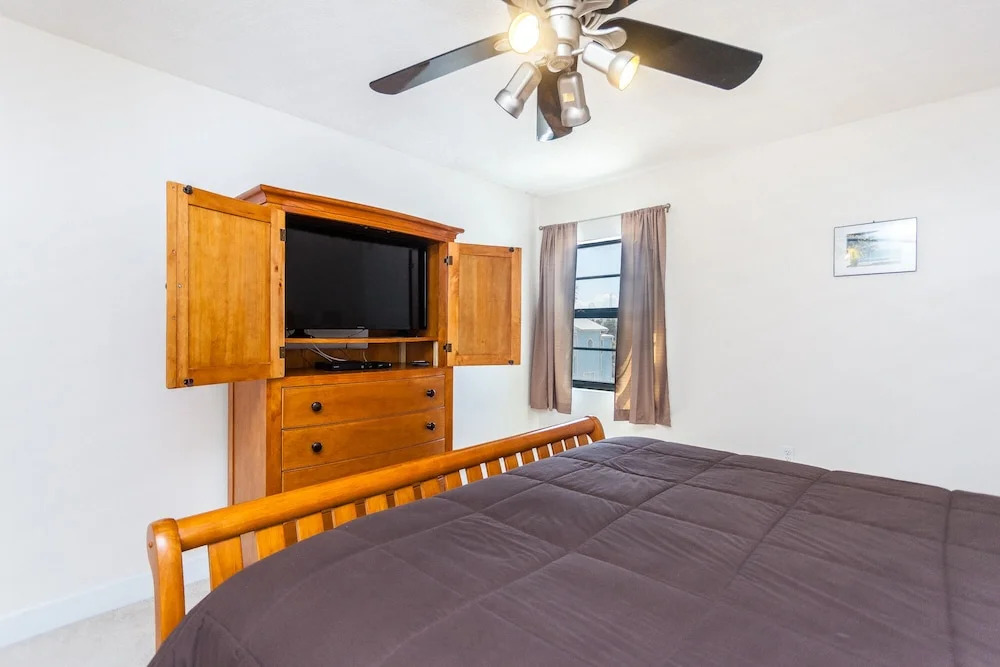 Beachcomber 301 2 Br condo by RedAwning