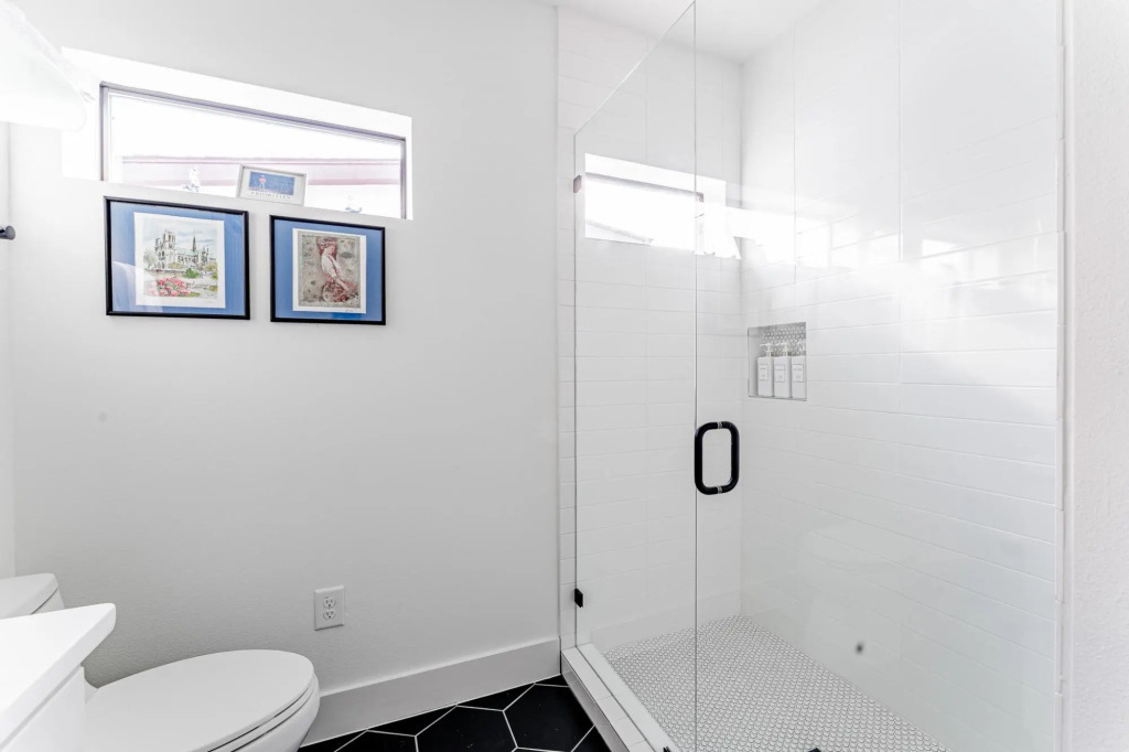 East Downtown 3BR Condo w Fast Wifi and Sleeps 8
