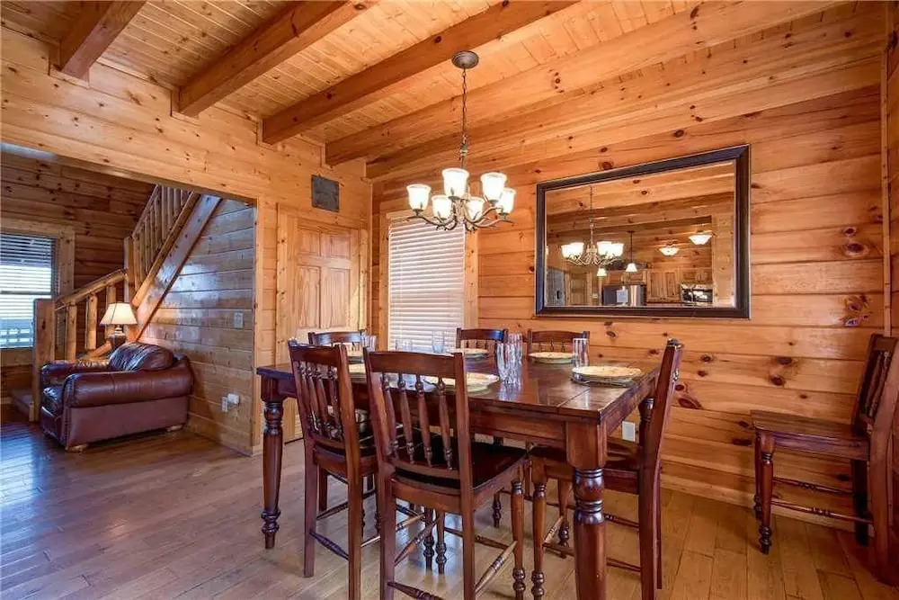 Suite Seasons 4 Bedroom Home with Hot Tub