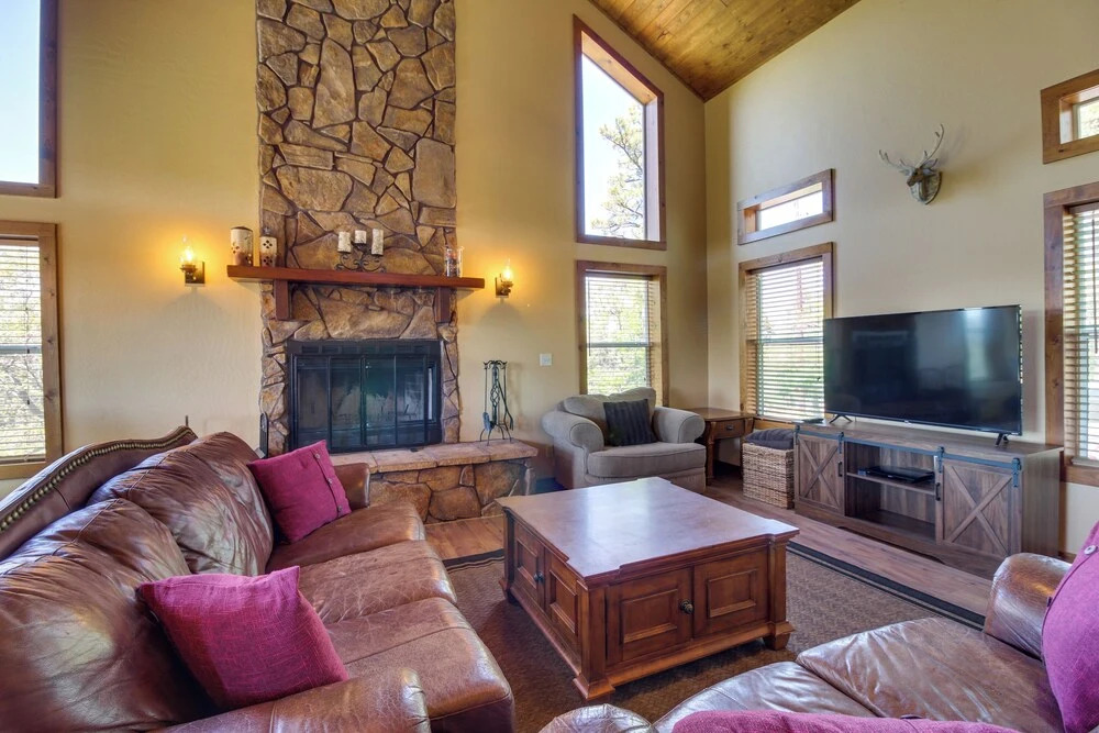 Mtn-view Hilltop Hideaway w/ Deck in Show Low