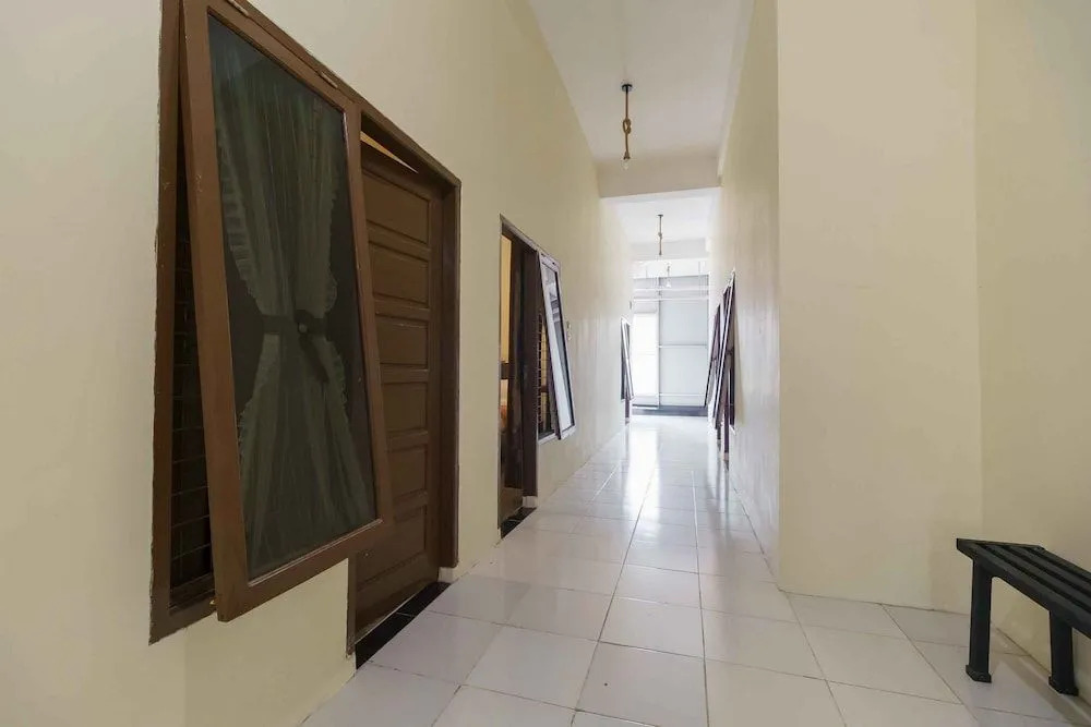RedDoorz Syariah near Lubang Jepang Bukittinggi