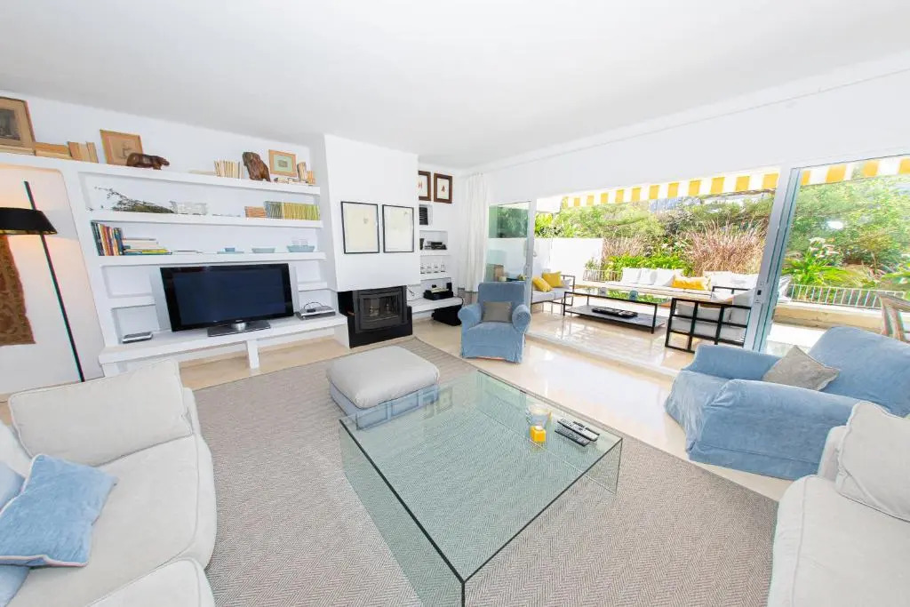 Beautiful 3BEDROOMS/2BATH/Golden Mile